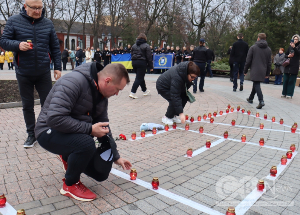 Памʼять загиблих від авіаудару по театру в Маріуполі вшанували у Кропивницькому