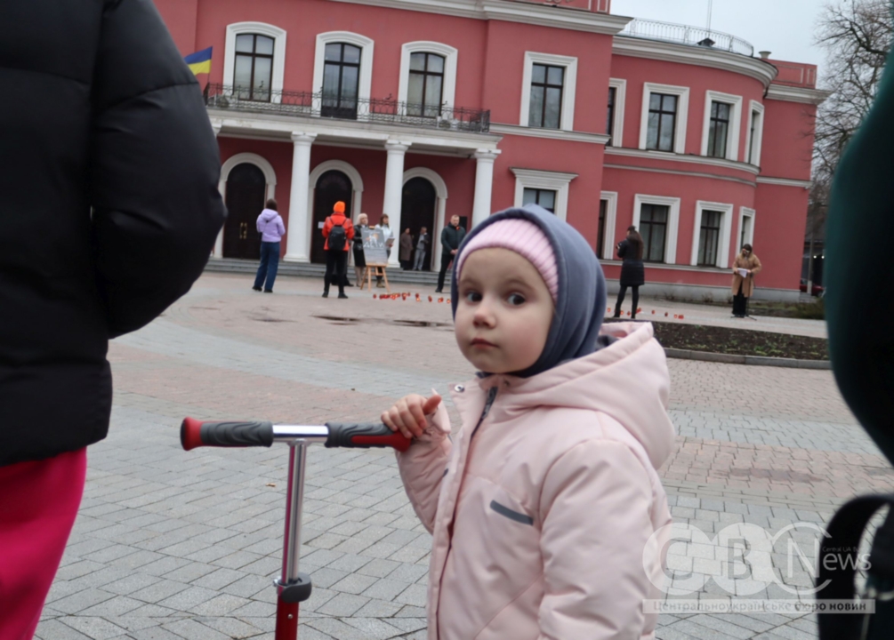 Памʼять загиблих від авіаудару по театру в Маріуполі вшанували у Кропивницькому