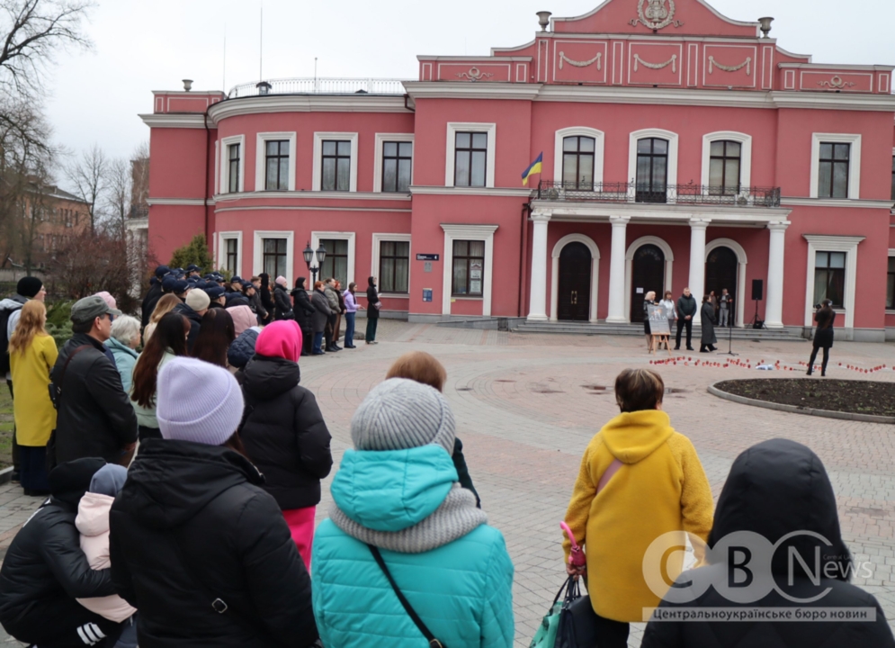 Памʼять загиблих від авіаудару по театру в Маріуполі вшанували у Кропивницькому