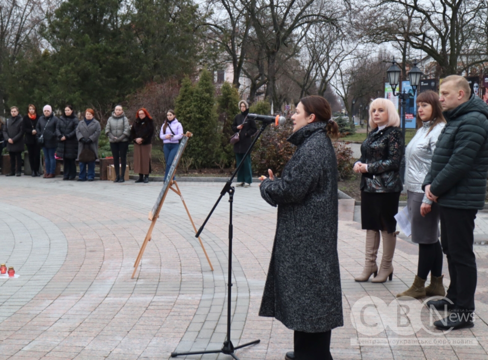 Памʼять загиблих від авіаудару по театру в Маріуполі вшанували у Кропивницькому