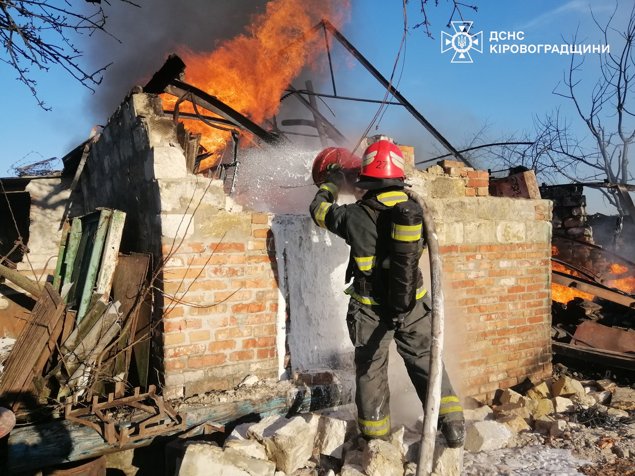 У Кропивницькому районі загасили пожежу гаража, двох автомобілів, сівалки та причепа.