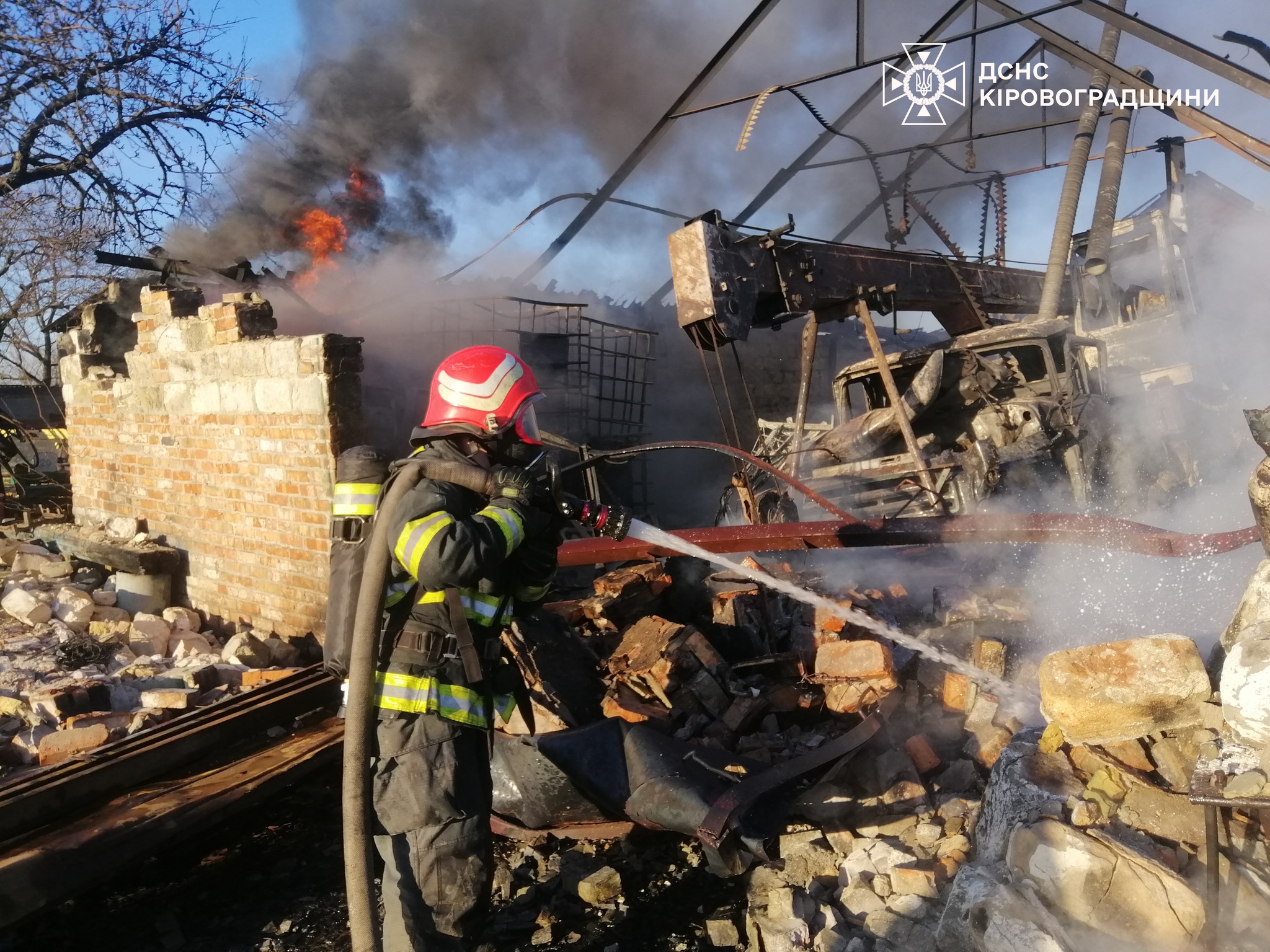 У Кропивницькому районі загасили пожежу гаража, двох автомобілів, сівалки та причепа.