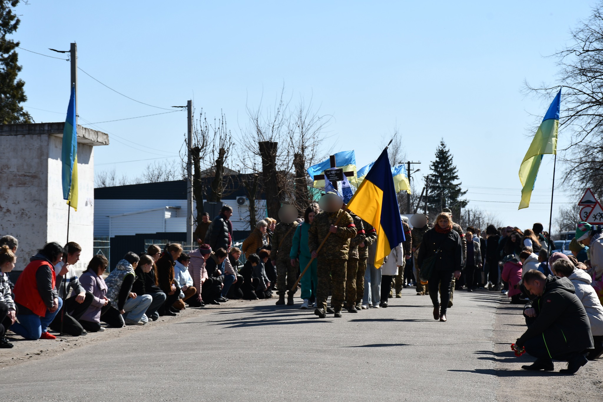 У Приютівській громаді в останню путь провели загиблого на Донеччині військового Олександра Великого.