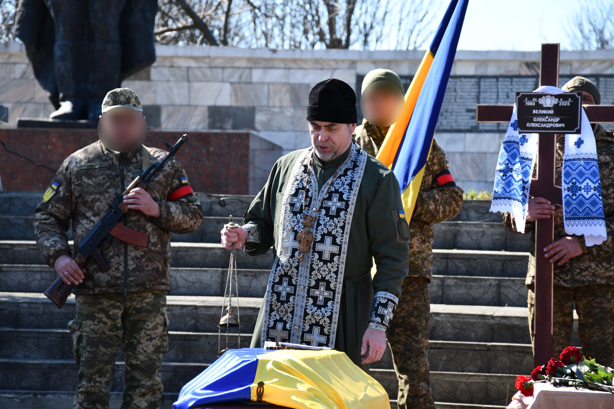 У Приютівській громаді в останню путь провели загиблого на Донеччині військового Олександра Великого.