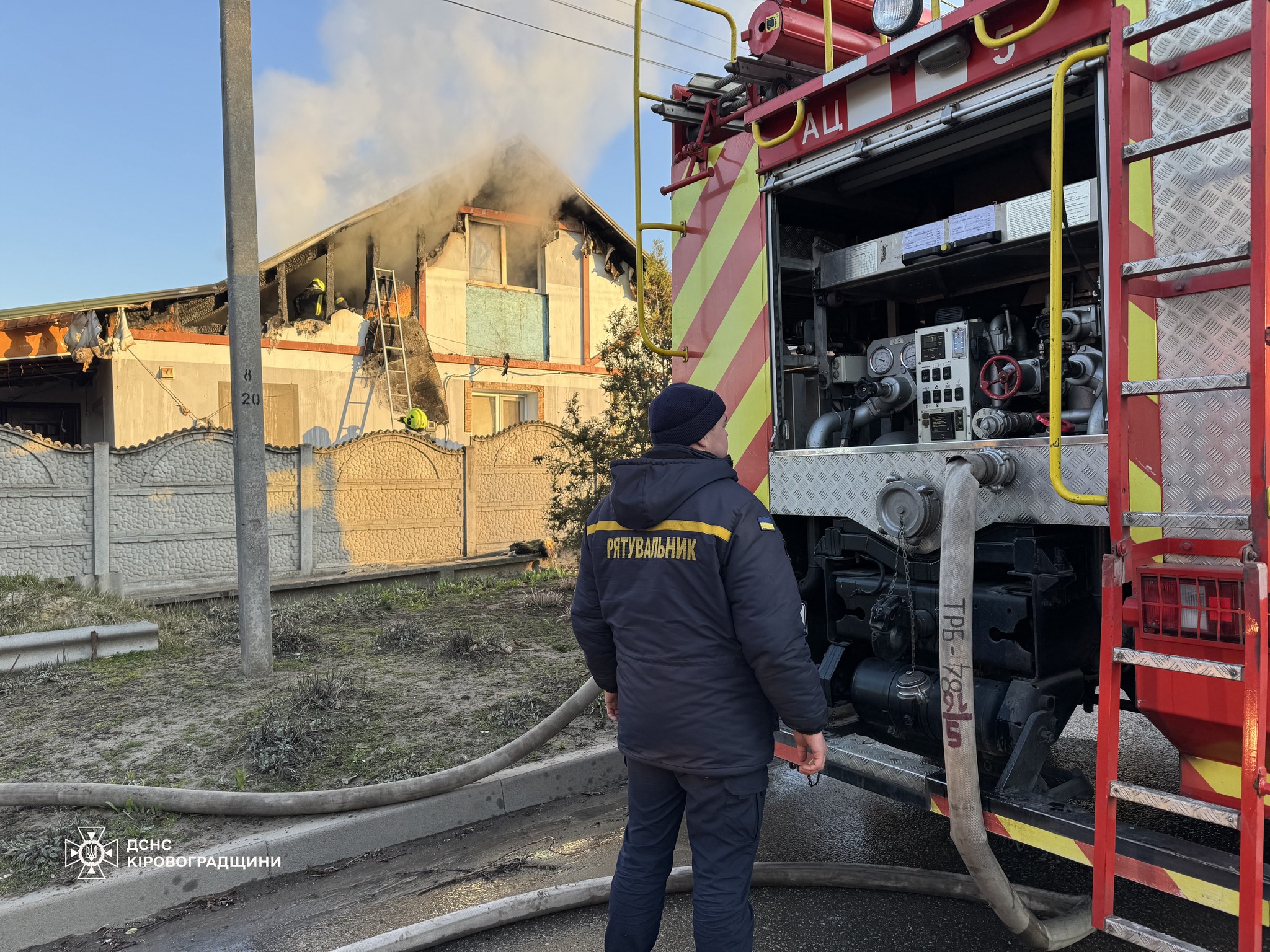 На мікрорайоні Кущівка у Кропивницькому горіла покрівля приватного будинку, ніхто не травмувався.