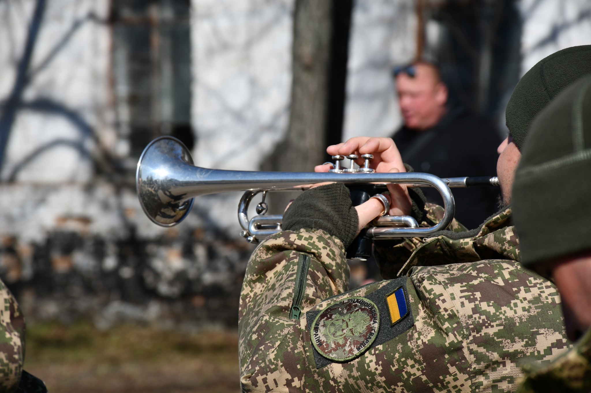 У Приютівській громаді в останню путь провели загиблого на Донеччині військового Олександра Великого.