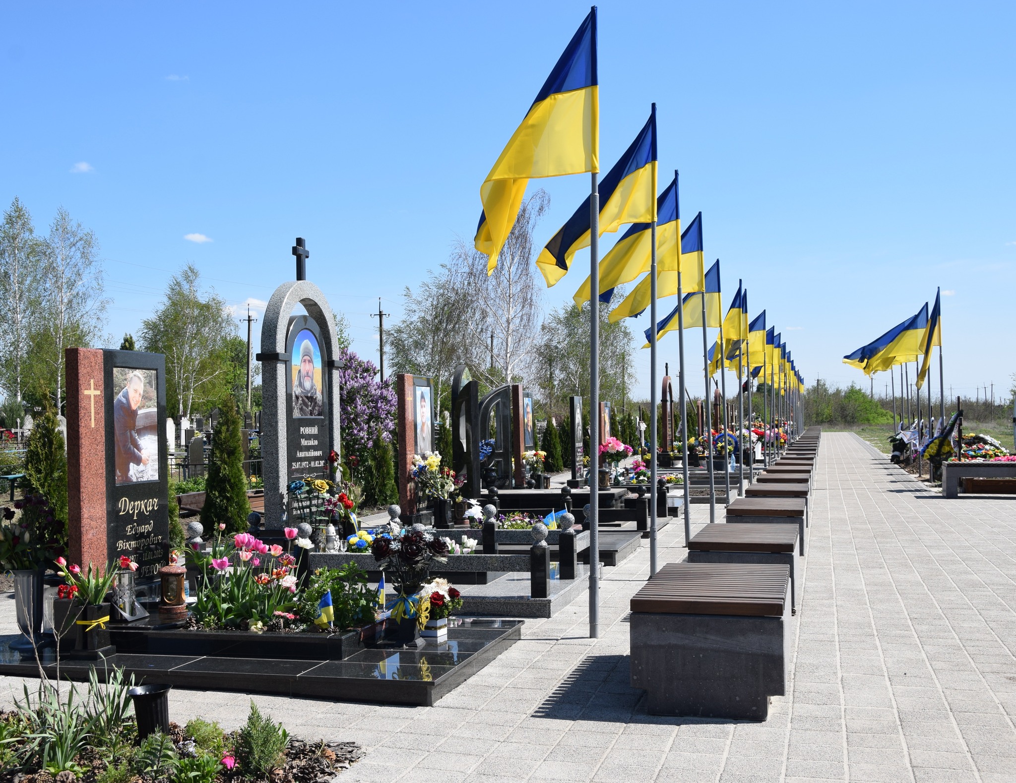 У Петрівській громаді на честь загиблих військових облаштували Алею Слави