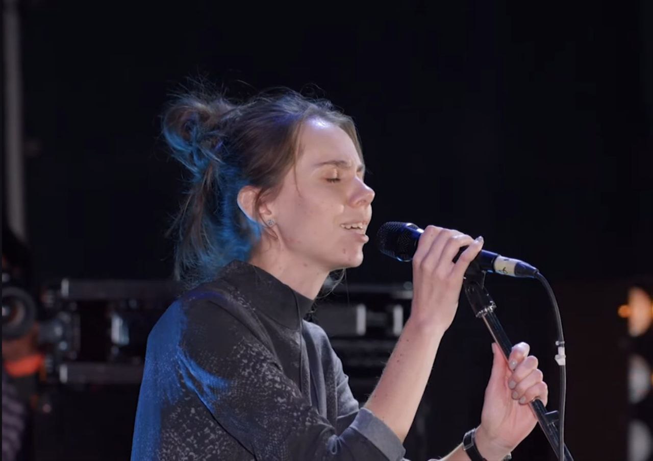 Вокалістка гурту Ірина Швайдак, скриншот відео каналу «Lviv Acoustic Fest»