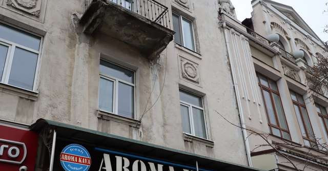 У центрі Кропивницького на голови перехожим може впасти балкон (фотофакт)